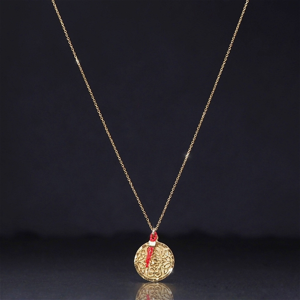 Łańcuszek z medalikiem Mokobelle i czerwoną niteczką